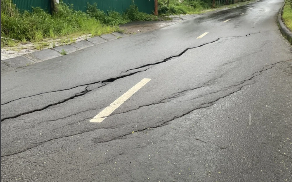 Đường Hồ Chí Minh đoạn qua TP Gia Nghĩa bị hư hỏng. Ảnh: NH