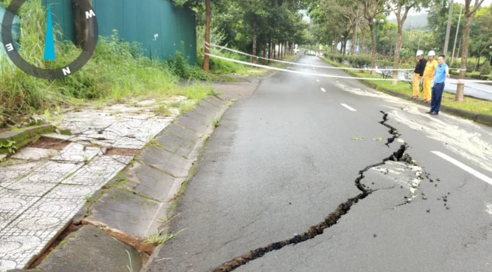 Hiện tượng nứt đường Hồ Chí Minh ở TP Gia Nghĩa. Ảnh: NH