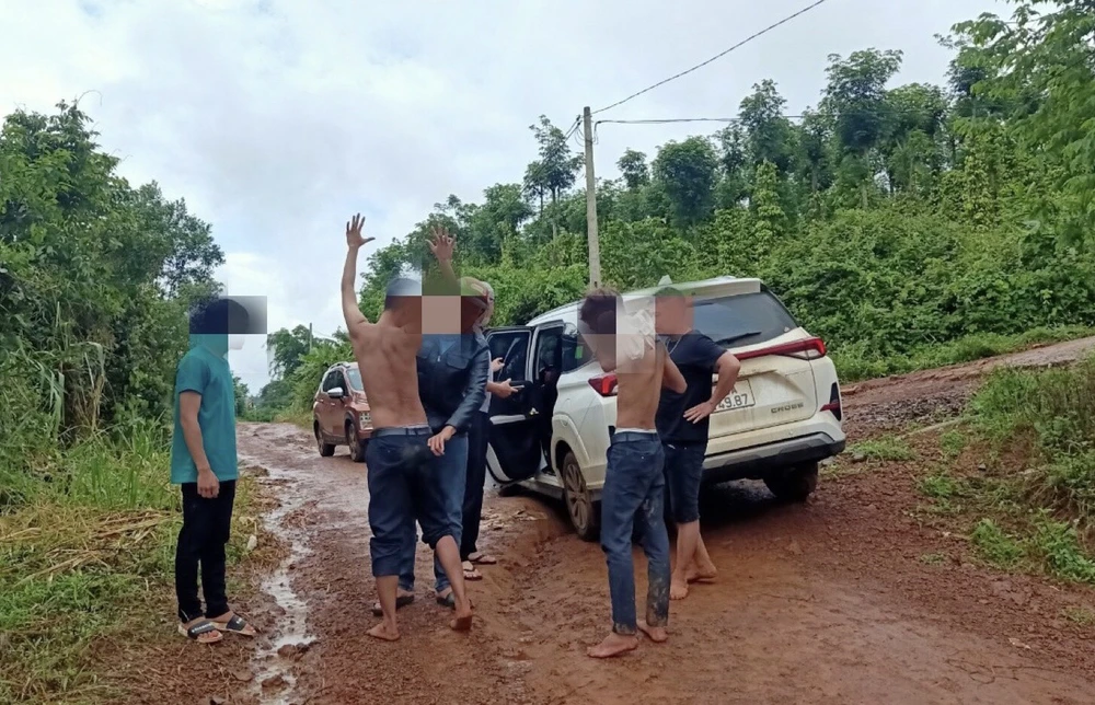 Nhóm thanh niên bị bắt giữ tại hiện trường. Ảnh: MQ