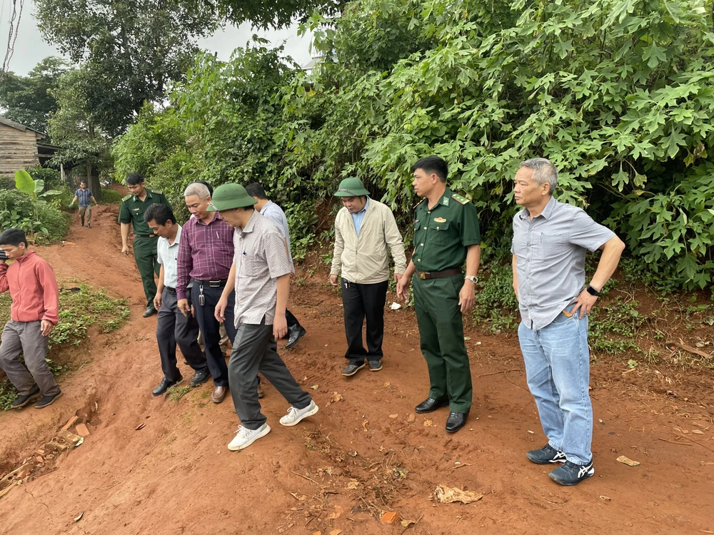 Lãnh đạo sở ngành tỉnh Đắk Nông và huyện Tuy Đức đi kiểm tra hiện trường. Ảnh: TX