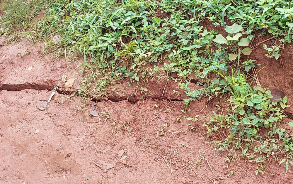 Vết nứt tại gần khu dân cư ở bon Bu Krắc. Ảnh: NP