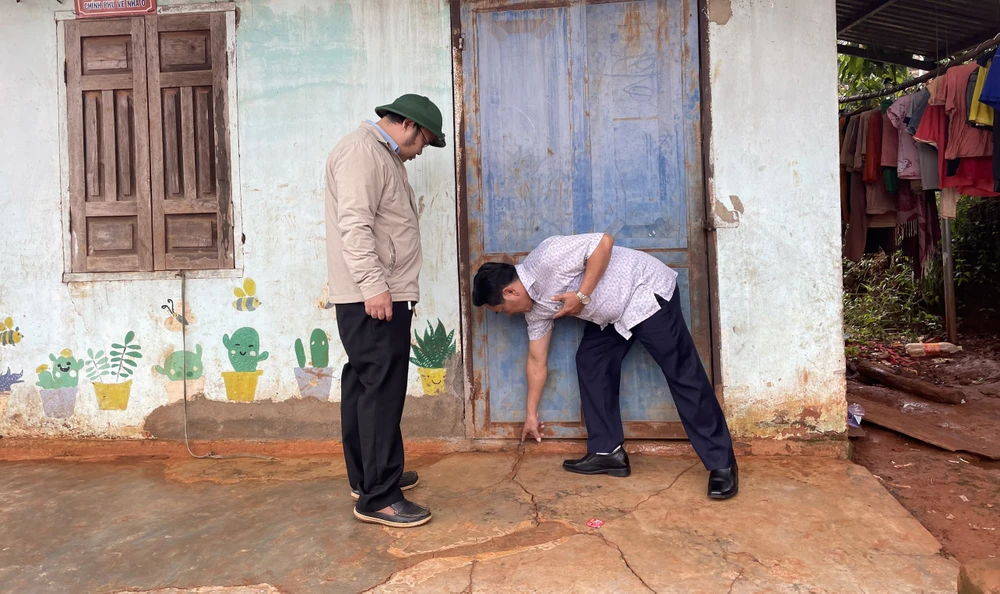 Chính quyền địa phương có mặt hiện trường để xác định nguyên nhân. Ảnh: AX Chính quyền địa phương có mặt hiện trường để xác định nguyên nhân. Ảnh: AX