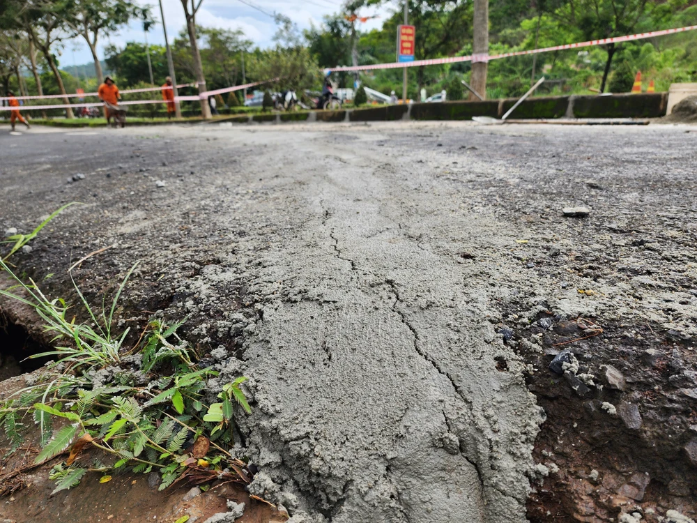 Đoạn đường bị nứt nay đã được trám xi măng. Ảnh: NH