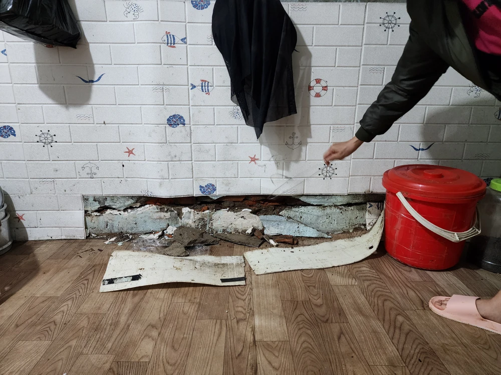 Nhà người dân khu vực gần đó bị ảnh hưởng. Ảnh: NH