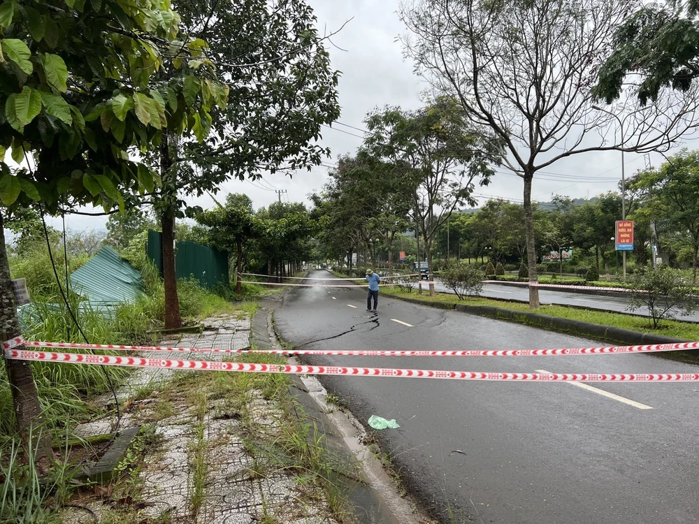 Khu vực sụt lún đã được phong tỏa. Ảnh: NH