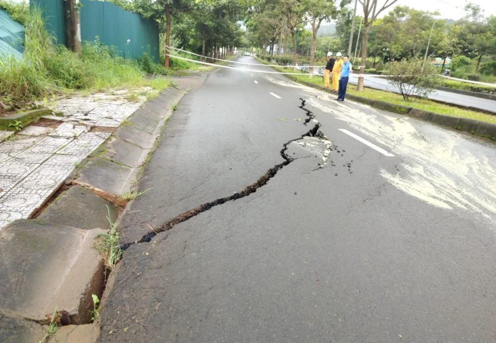 Vết nứt lớn ở đường Hồ Chí Minh đoạn qua TP Gia Nghĩa. Ảnh: AX Vết nứt lớn ở đường Hồ Chí Minh đoạn qua TP Gia Nghĩa. Ảnh: AX