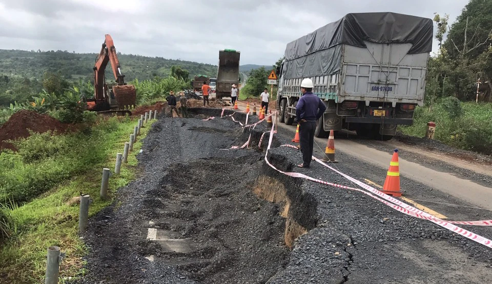 Sửa chữa đường tránh thị trấn Ea Đrăng bị hư hỏng nặng. Ảnh chụp sáng 2-8