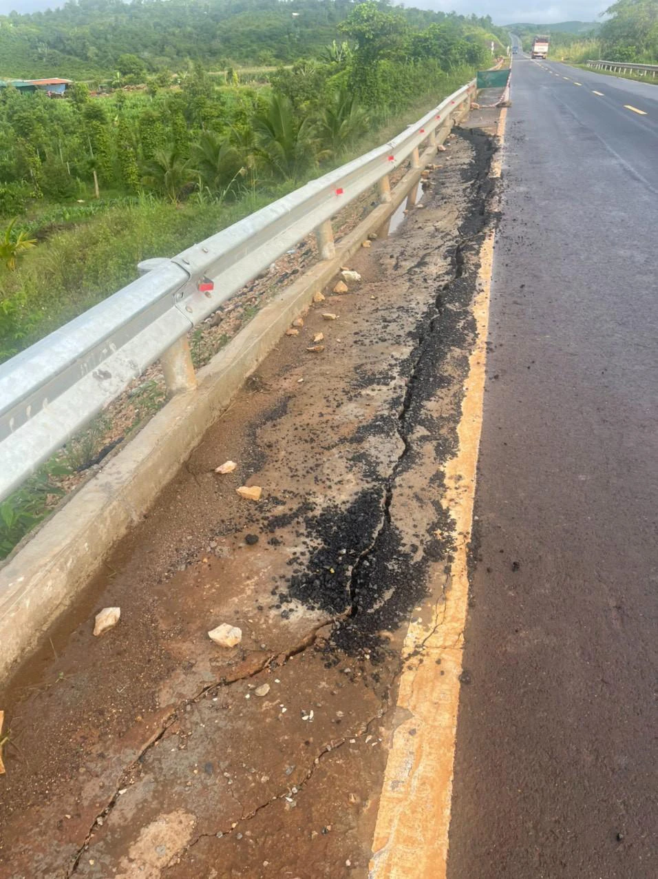 Một vết nứt dài trên đường tránh trung tâm thị trấn Ea Drăng. Ảnh: TX Một vết nứt dài trên đường tránh trung tâm thị trấn Ea Drăng. Ảnh: TX