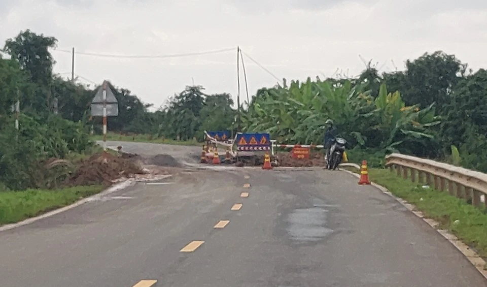 Một vị trí bị hỏng trên đường tránh thị trấn Ea Đrăng. Ảnh: AX