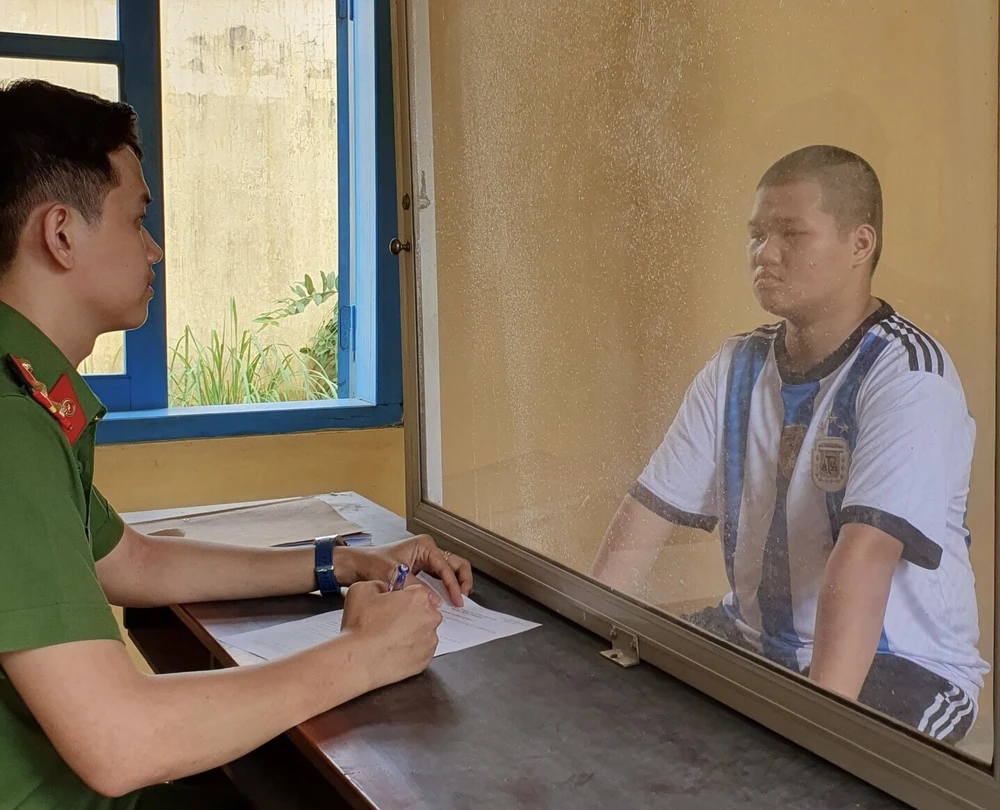 Cơ quan công an làm việc với Nguyễn Duy Khánh. Ảnh: MQ Cơ quan công an làm việc với Nguyễn Duy Khánh. Ảnh: MQ