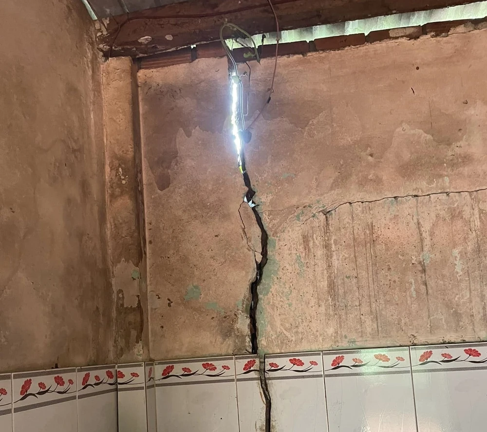 Nhà một hộ dân ở huyện Tuy Đức bị nứt. Ảnh: AX Nhà một hộ dân ở huyện Tuy Đức bị nứt. Ảnh: AX