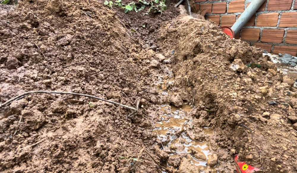 Nước chảy từ lòng đất vào nhà dân. Ảnh: VŨ LONG