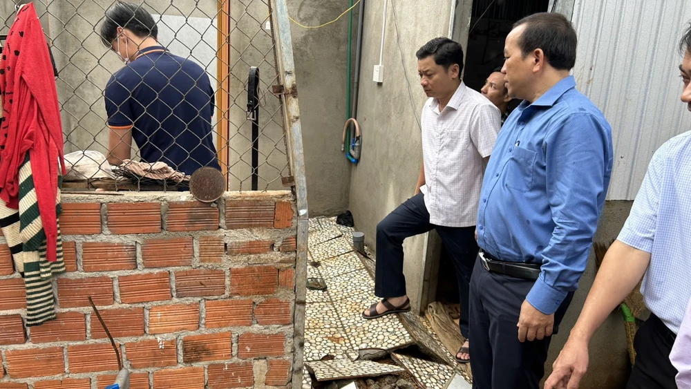 Khu vực nhà dân bị ảnh hưởng do sạt lở. Ảnh: VŨ LONG