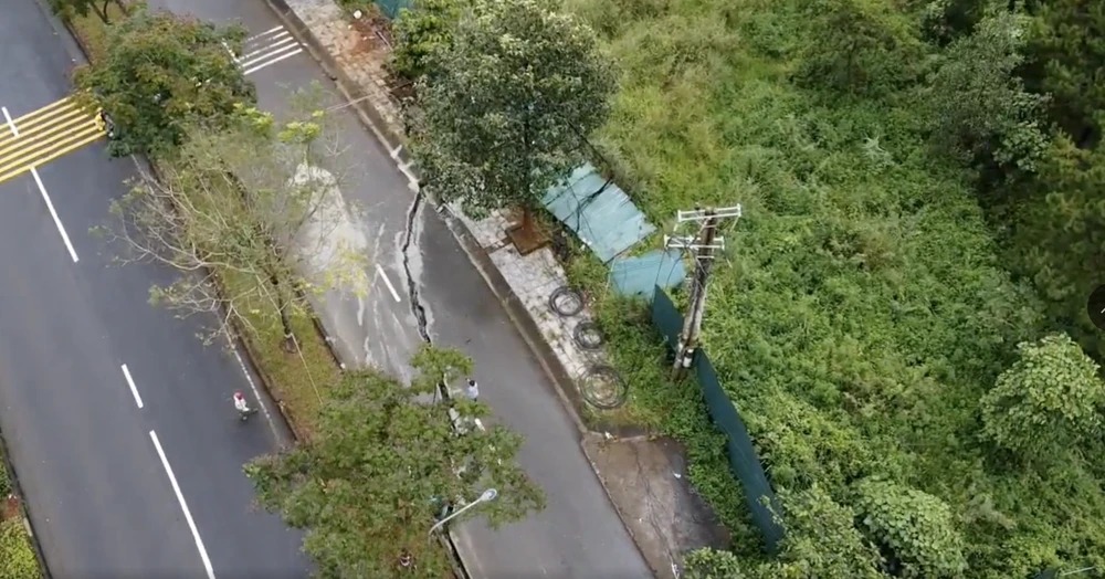 Đoạn đường bị đứt làm đôi. Ảnh: VŨ LONG