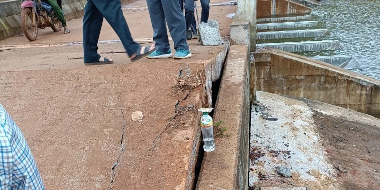 Nứt nẻ trên công trình hồ chứa nước Đắk N’Ting. Ảnh: AX