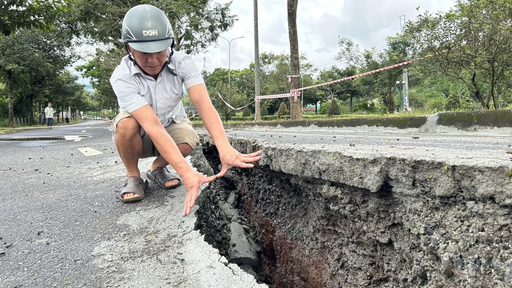 Đường Hồ Chí Minh đoạn qua TP Gia Nghĩa bắt đầu sụp lún nặng. Ảnh: VŨ LONG