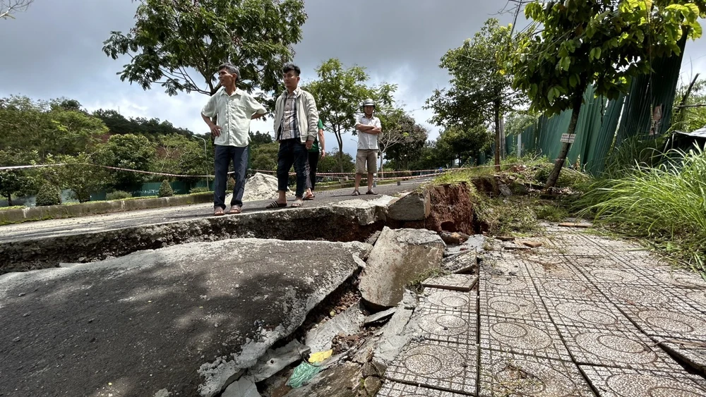 Người dân hoang mang, lo lắng vì đoạn đường này hư hỏng ngày một nặng hơn. Ảnh: VŨ LONG