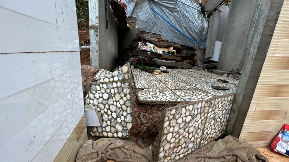 Đất đùn từ dưới lên làm hư hỏng nền nhà dân. Ảnh: VŨ LONG