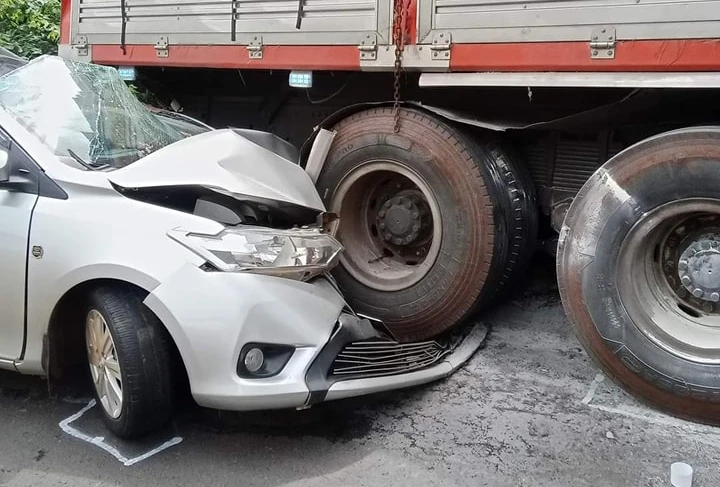 Ô tô con bị cán nát đầu. Ảnh: AX