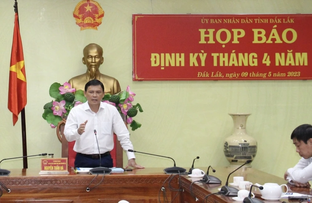 Ông Nguyễn Tuấn Hà, Phó chủ tịch thường trực UBND tỉnh Đắk Lắk chủ trì họp báo định kỳ tháng 4-2023. Ảnh: TD