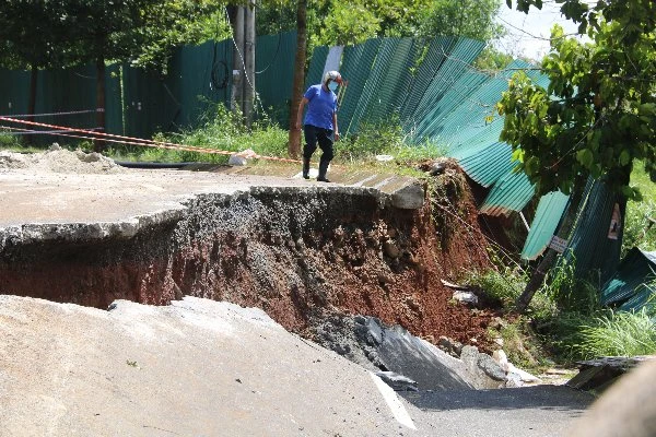 Đường Hồ Chí Minh đoạn qua TP Gia Nghĩa tiếp tục nứt, sụt lún. Ảnh: QP