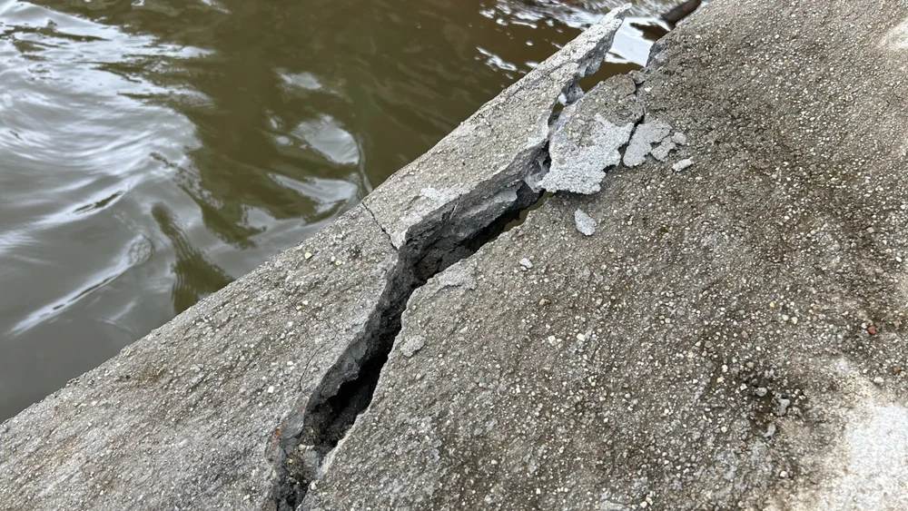 Hiện tượng nứt, vỡ ở đập thủy lợi Đắk N'ting. Ản: VŨ LONG