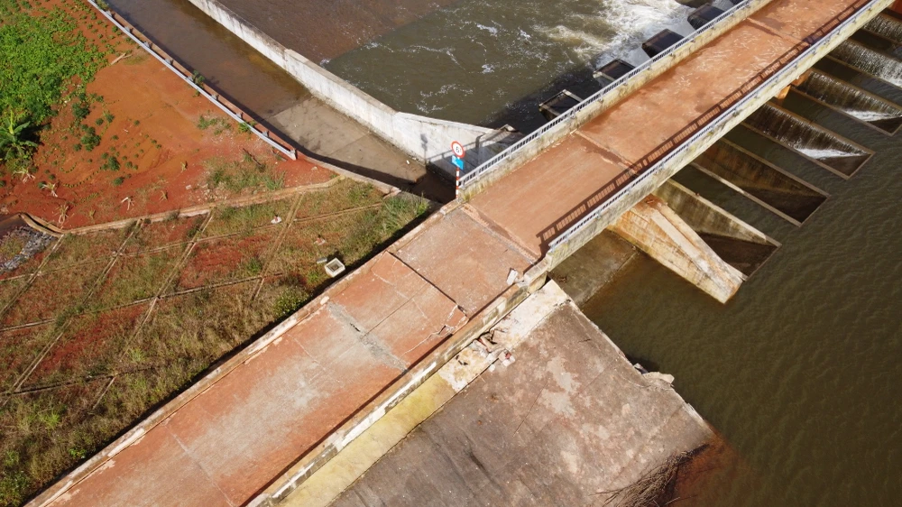 Vết nứt trên đập thủy lợi Đắk N'ting. Ảnh: VŨ LONG