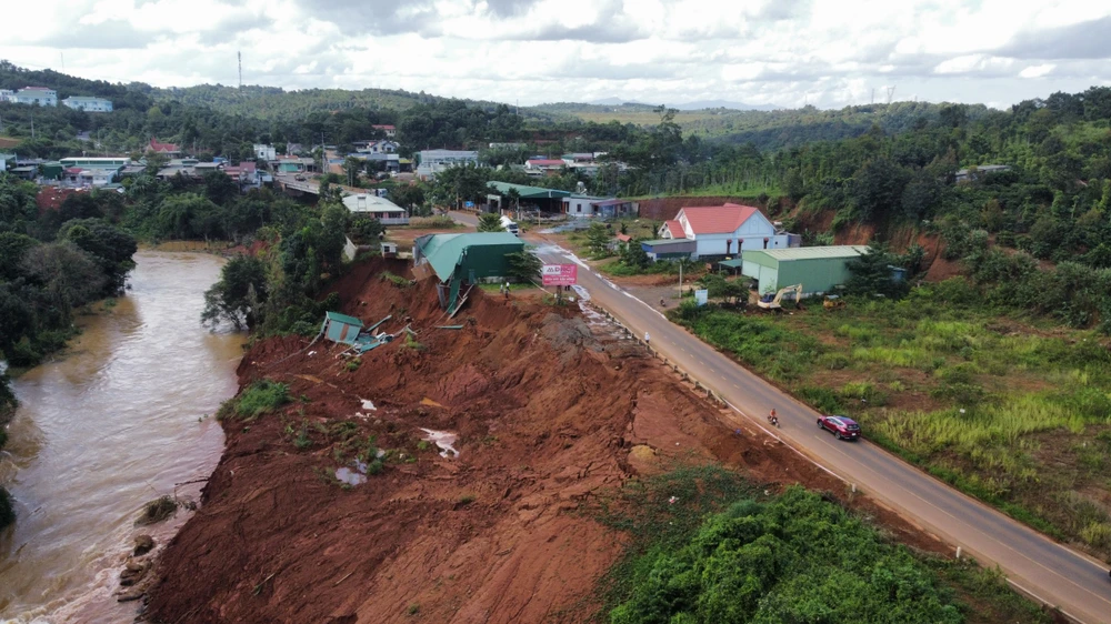 Vị trí sạt lở đường tránh Gia Nghĩa nhìn từ trên cao. Ảnh: VŨ LONG