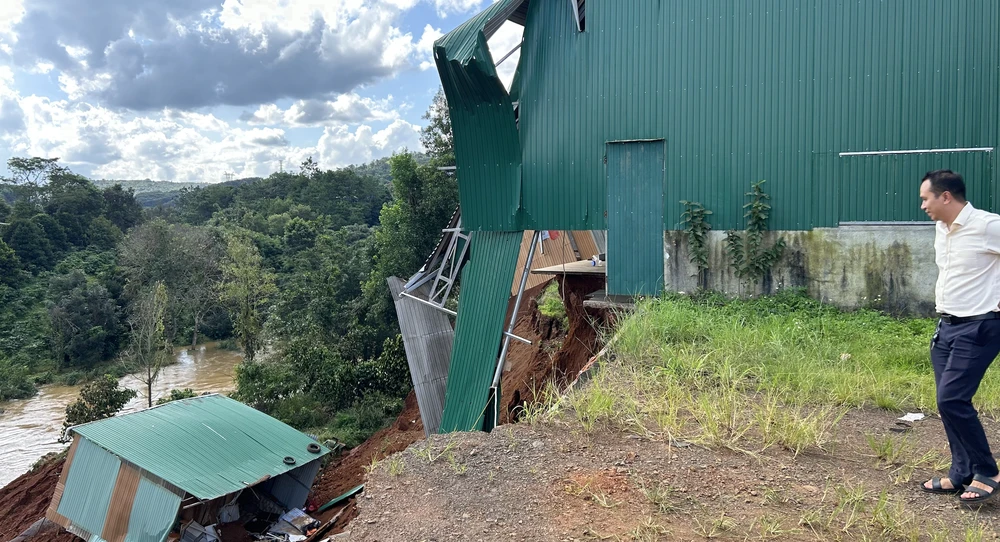 Hiện trạng sạt lở ở xưởng ô tô gần đường tránh Gia Nghĩa. Ảnh: VŨ LONG