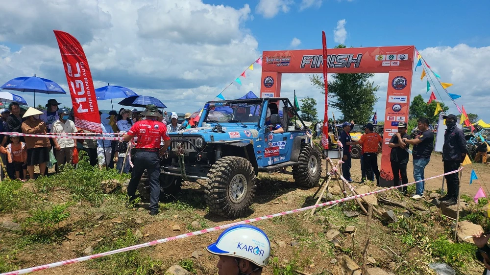 Kiểm tra phương tiện trước khi vào vạch xuất phát. Ảnh: AX Kiểm tra phương tiện trước khi vào vạch xuất phát. Ảnh: AX