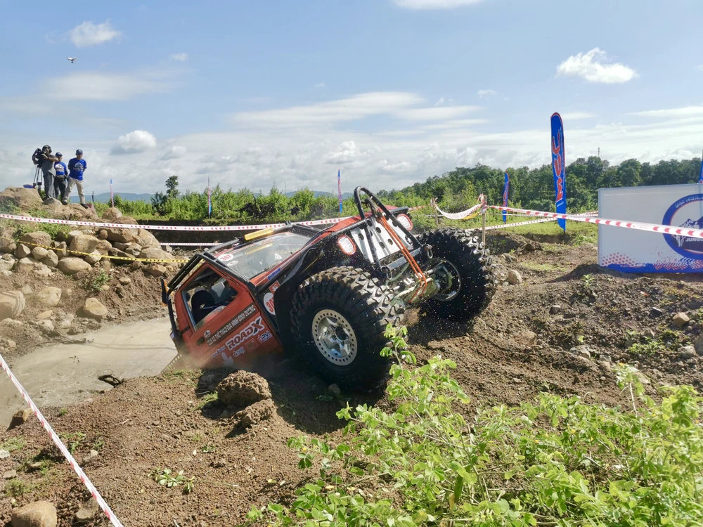 Xe địa hình vượt chướng ngại vật. Ảnh: AX Xe địa hình vượt chướng ngại vật. Ảnh: AX