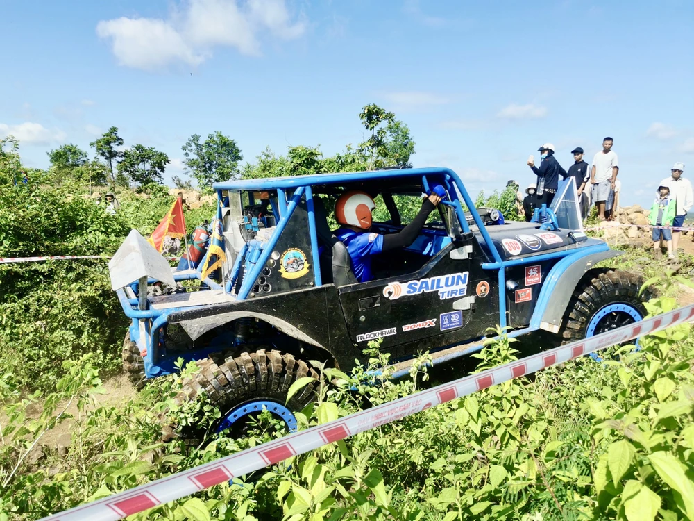 Ô tô vượt địa hình. Ảnh: AX Ô tô vượt địa hình. Ảnh: AX