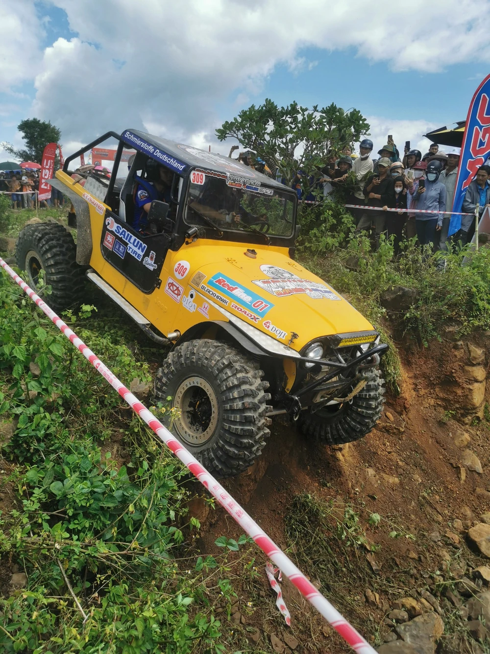 Ô tô chinh phục địa hình ở huyện Buôn Đôn. Ảnh: AX Ô tô chinh phục địa hình ở huyện Buôn Đôn. Ảnh: AX