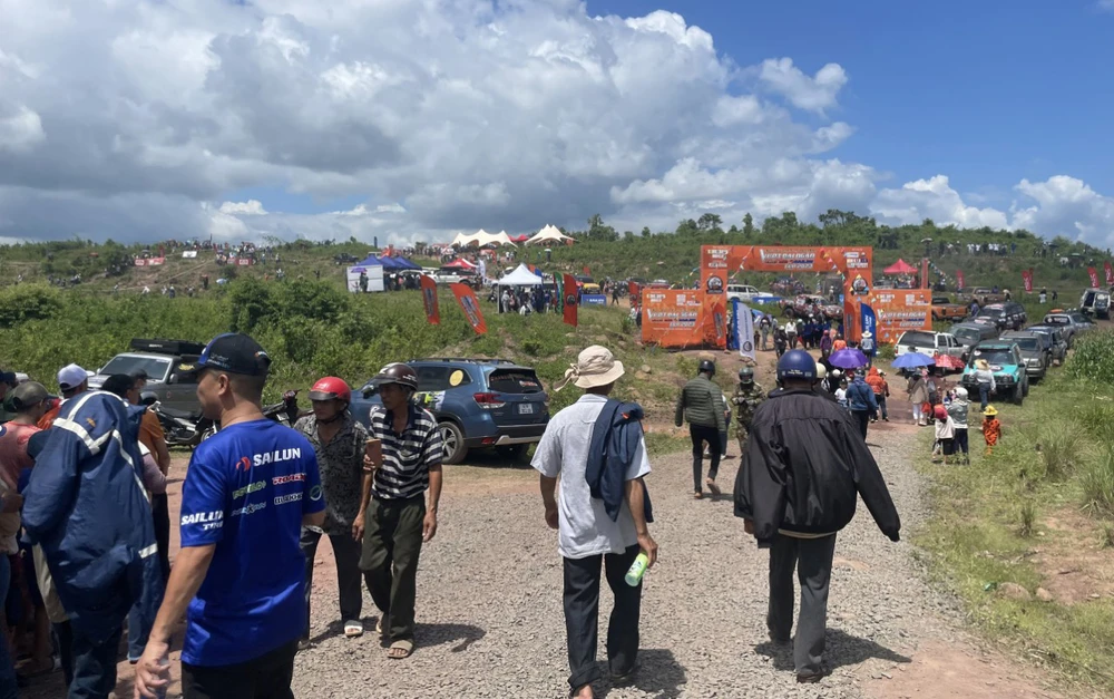 Người dân đội nắng đi xem đua xe địa hình. Ảnh: AX Người dân đội nắng đi xem đua xe địa hình. Ảnh: AX