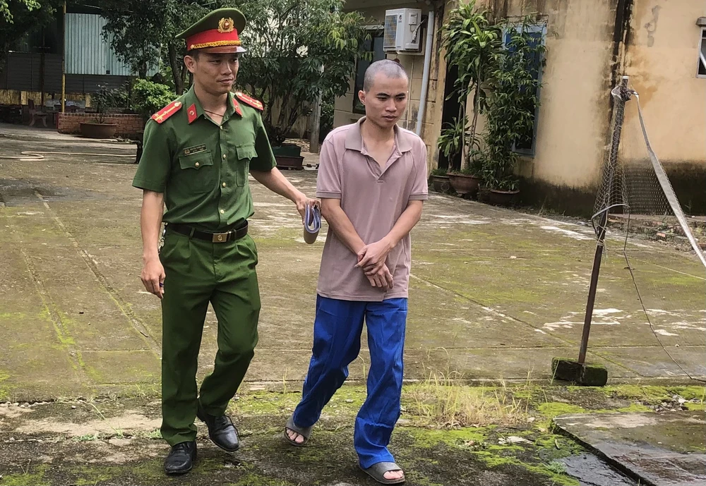 Dẫn giải Ngô Trường Thịnh về cơ quan điều tra. Ảnh: MQ