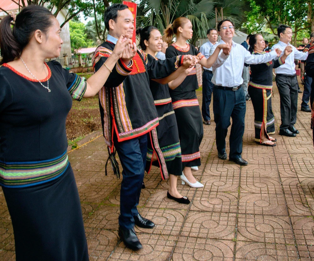 Phó thủ tướng Trần Lưu Quang nhảy xoang với cộng đồng các dân tộc Tây Nguyên. Ảnh: AX