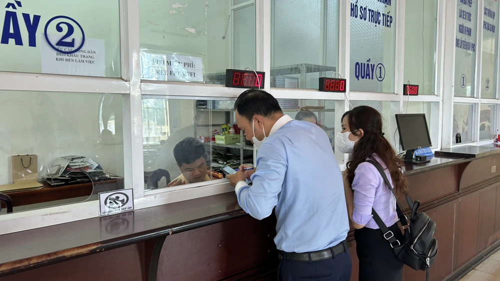 Người dân làm thủ tục cấp biển số phương tiện ở phòng CSGT Công an tỉnh Đắk Lắk. Ảnh: VŨ LONG
