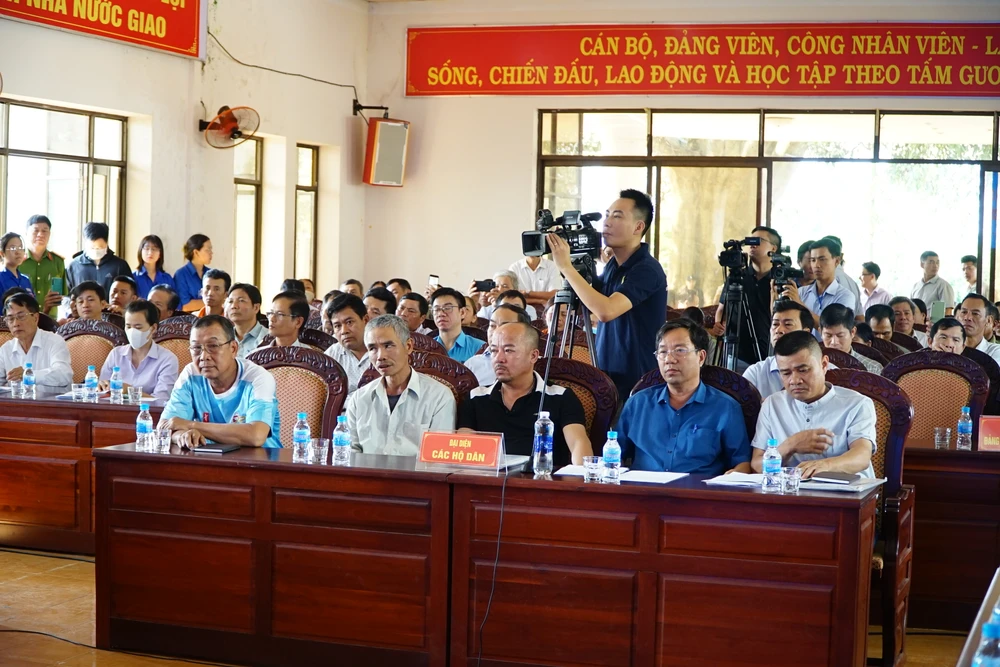 Đại diện năm hộ nhận giao khoán của Công ty Cổ phần cà phê Thắng Lợi. Ảnh: VŨ LONG