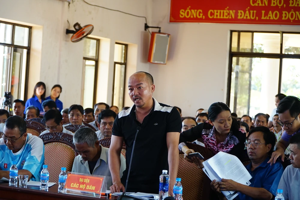 Đại diện người dân địa phương yêu cầu trả lại hơn 616 ha đất về cho chính quyền địa phương, giao lại cho các hộ nhận khoán. Ảnh: VŨ LONG
