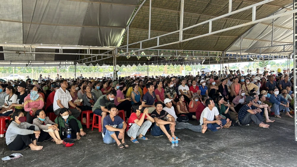 Người theo dõi buổi đối thoại qua màn hình lớn ngoài sân Công ty Thắng Lợi. Ảnh: VŨ LONG