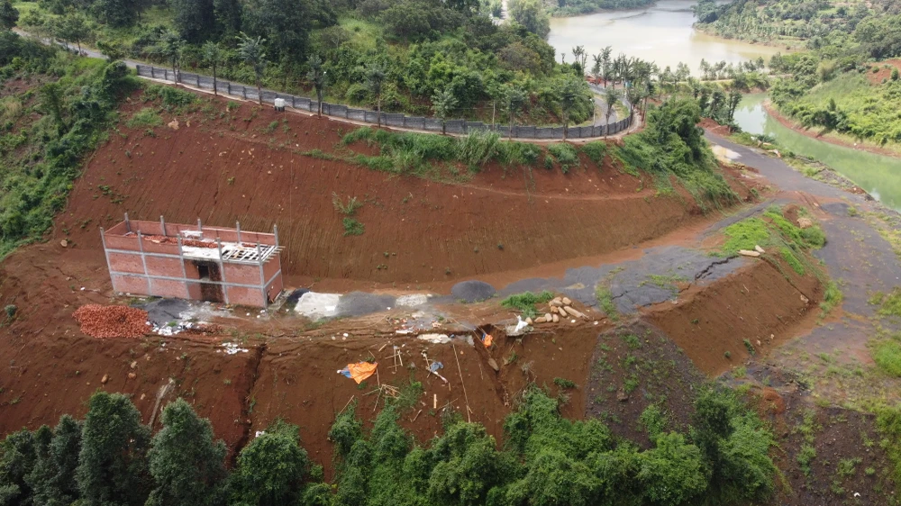 Xuất hiện nhiều vết nứt kéo dài tại công trình vi phạm ở xã Đắk Rmoan. Ảnh: VŨ LONG