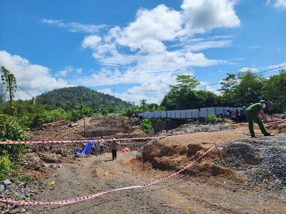 Lực lượng chức năng đang khám nghiệm hiện trường. Ảnh: AX