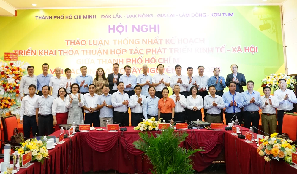 Các đại biểu chụp ảnh lưu niệm tại hội nghị. Ảnh: VŨ LONG