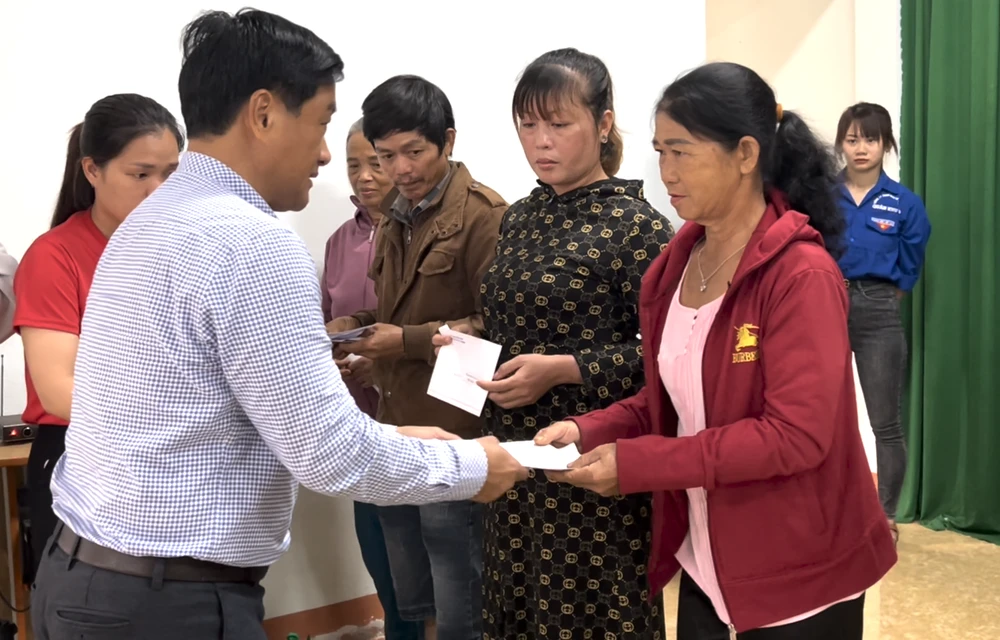 Phó giám đốc Sở NN&amp;PTNT TP.HCM tặng quà người dân ở xã Quảng Sơn. Ảnh: VŨ LONG