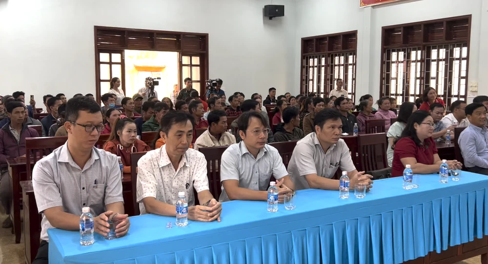 Đoàn công tác TP.HCM thăm tặng quà tại xã Quảng Sơn. Ảnh: VŨ LONG