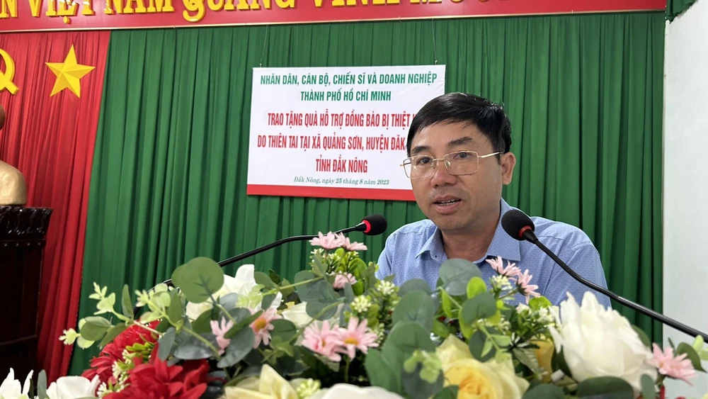 Ông Lê Đình Tuấn, Chủ tịch UBND xã Quảng Sơn gửi lời cảm ơn đoàn công tác TP.HCM. Ảnh: VŨ LONG