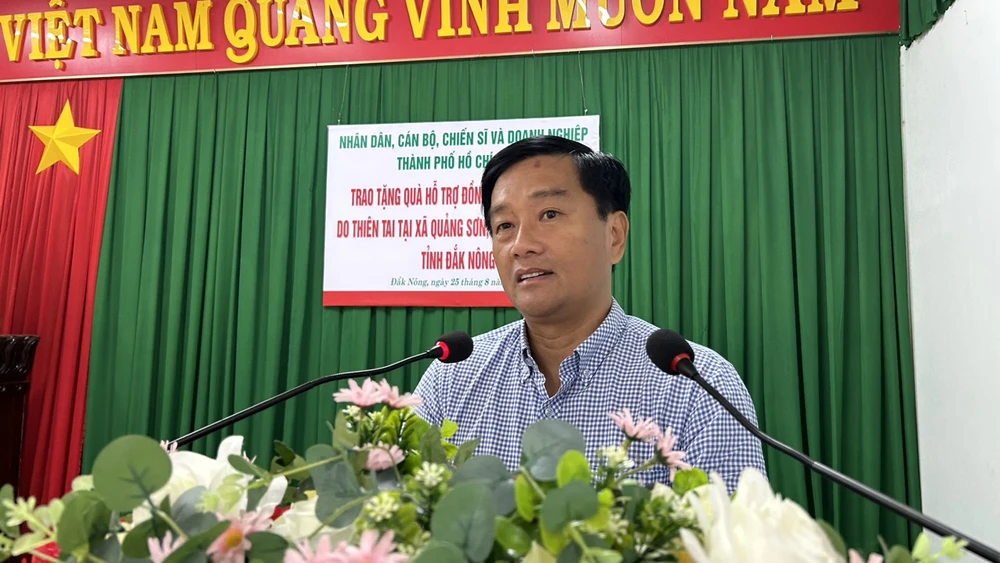 Ông Nguyễn Hữu Hoài Phú phát biểu tặng quà cho người dân ở xã Quảng Sơn. Ảnh: VŨ LONG