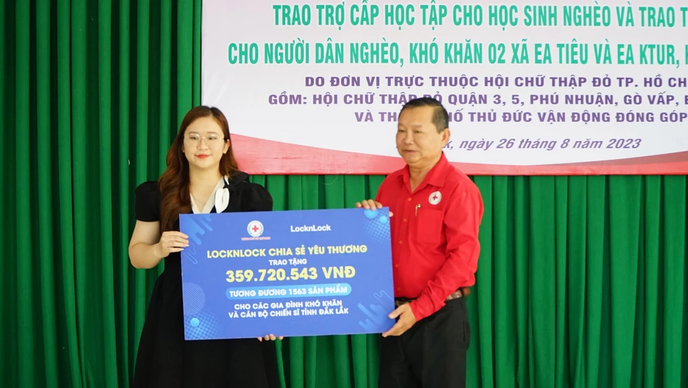 Doanh nghiệp tài trợ quà trị giá gần 360 triệu đồng. Ảnh: VŨ LONG
