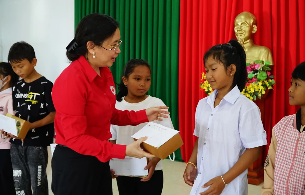 Bà Huỳnh Thị Xuân Lam, Phó Chủ tịch Trung ương Hội Chữ thập đỏ Việt Nam tặng quà cho học sinh ở địa bàn xã Ea Tiêu và Ea Ktur. Ảnh: VŨ LONG