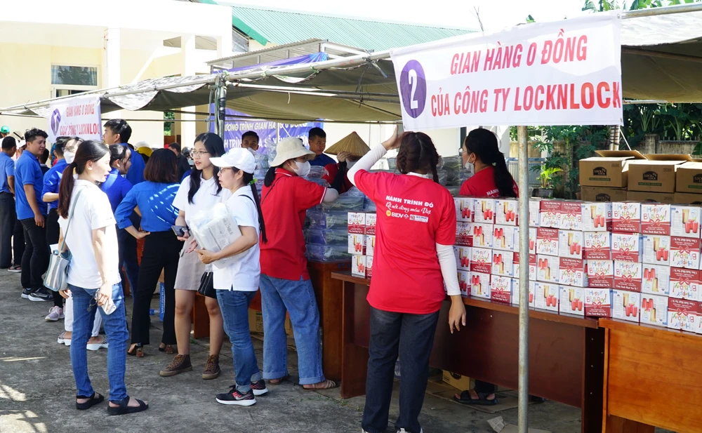 Gian hàng 0 đồng phát tặng người dân ở xã Ea Tiêu, Ea Ktur. Ảnh: VŨ LONG